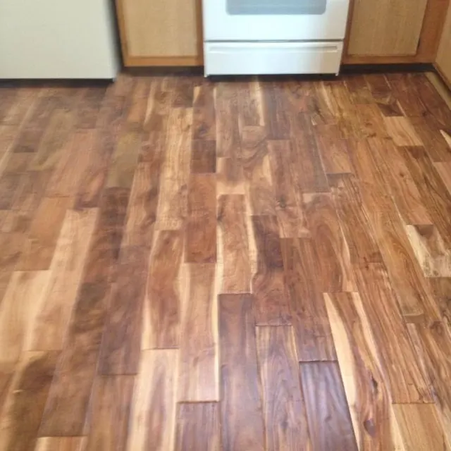 Plank floor with strong grain and color variation